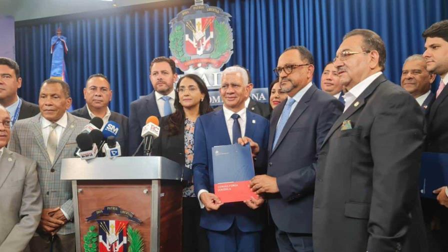 Luis Abinader presenta ante el Senado propuesta de reforma constitucional para fortalecer la institucionalidad