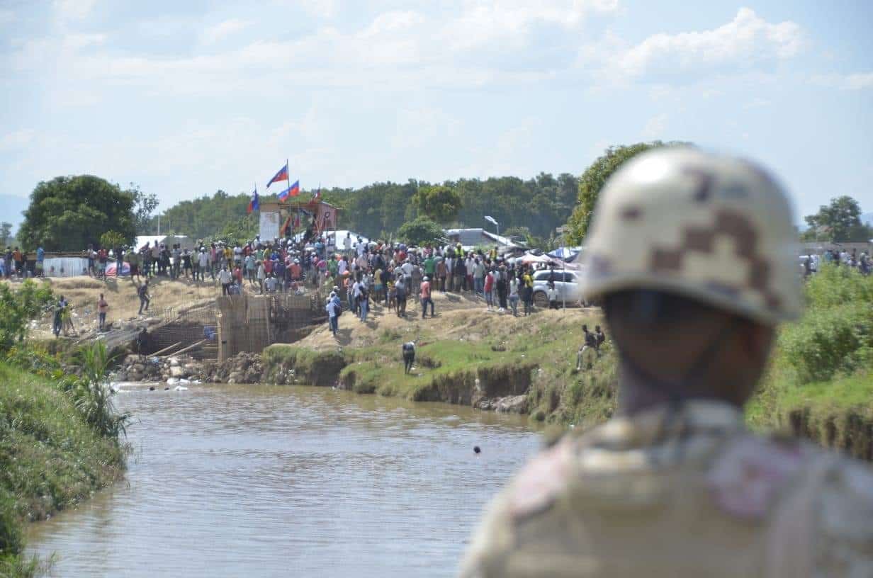 Crecida del río Masacre alerta a comunidades haitianas y rebosa canal en la frontera con Dajabón