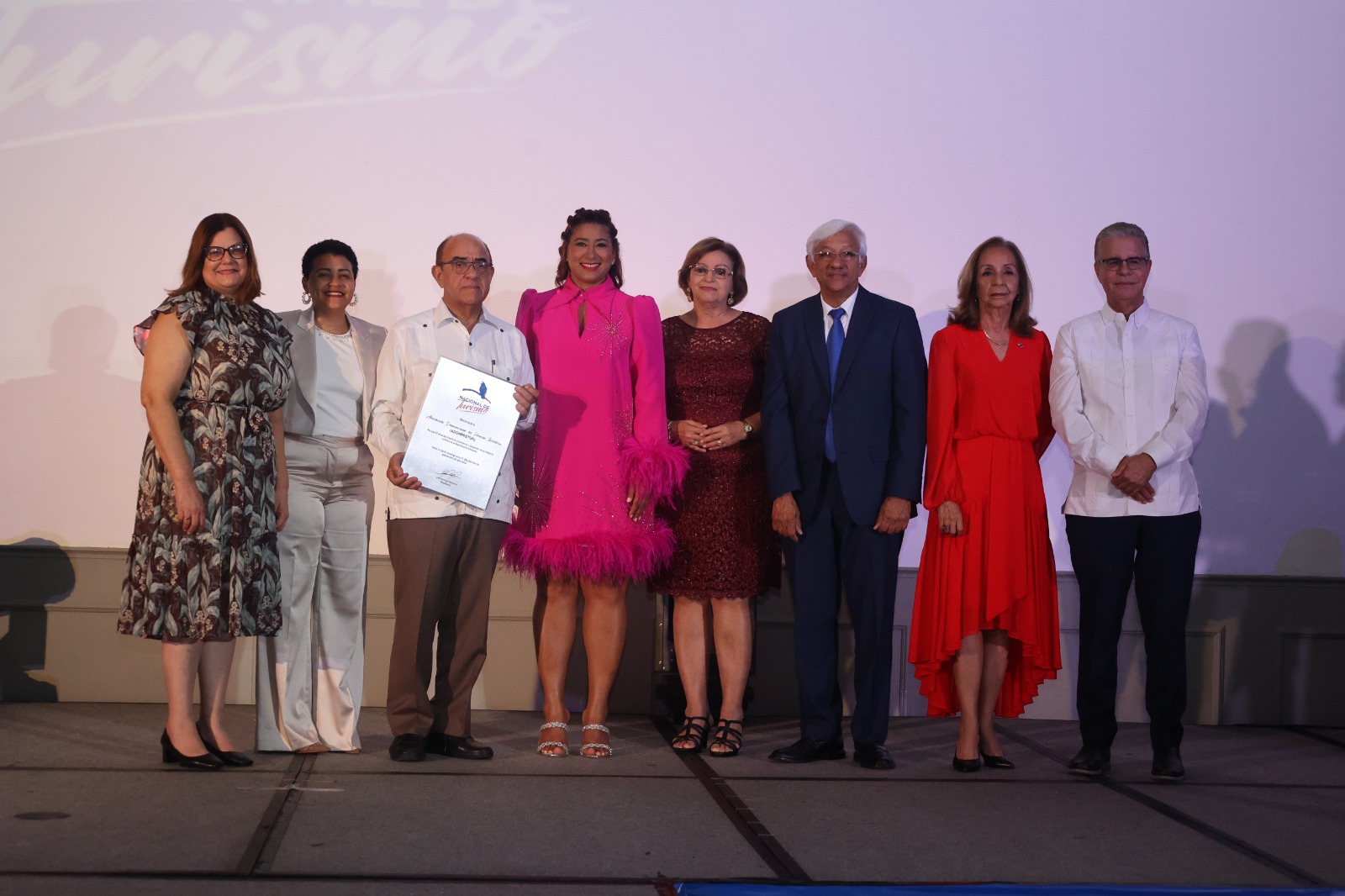 Premio Nacional de Turismo Reconoce a Adompretur por 47 Años de Promoción y Desarrollo del Turismo en República Dominicana