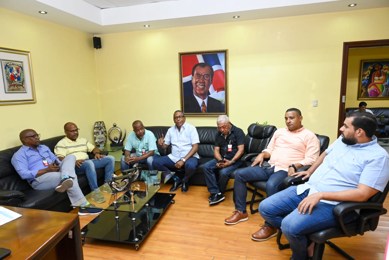 Director de Comedores Económicos se reúne con dirigentes de Cristo Rey para abordar reconstrucción del comedor local