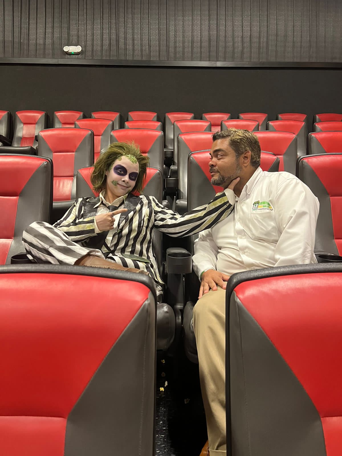 Beetlejuice!! Invocarlo tres veces para vivir ese amor gótico.