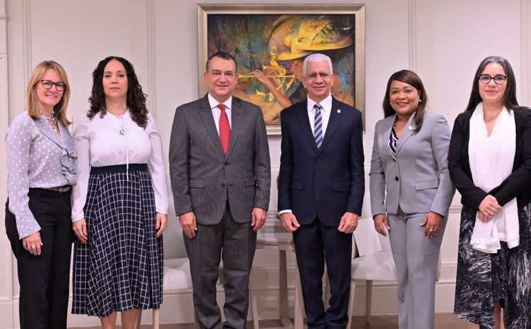 Presidente del Senado Ricardo de los Santos Recibe Propuesta de Capacitación para Legisladoras