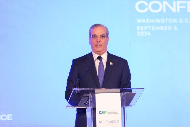 Luis Abinader reafirma su compromiso con la democracia y el desarrollo sostenible en la CAF