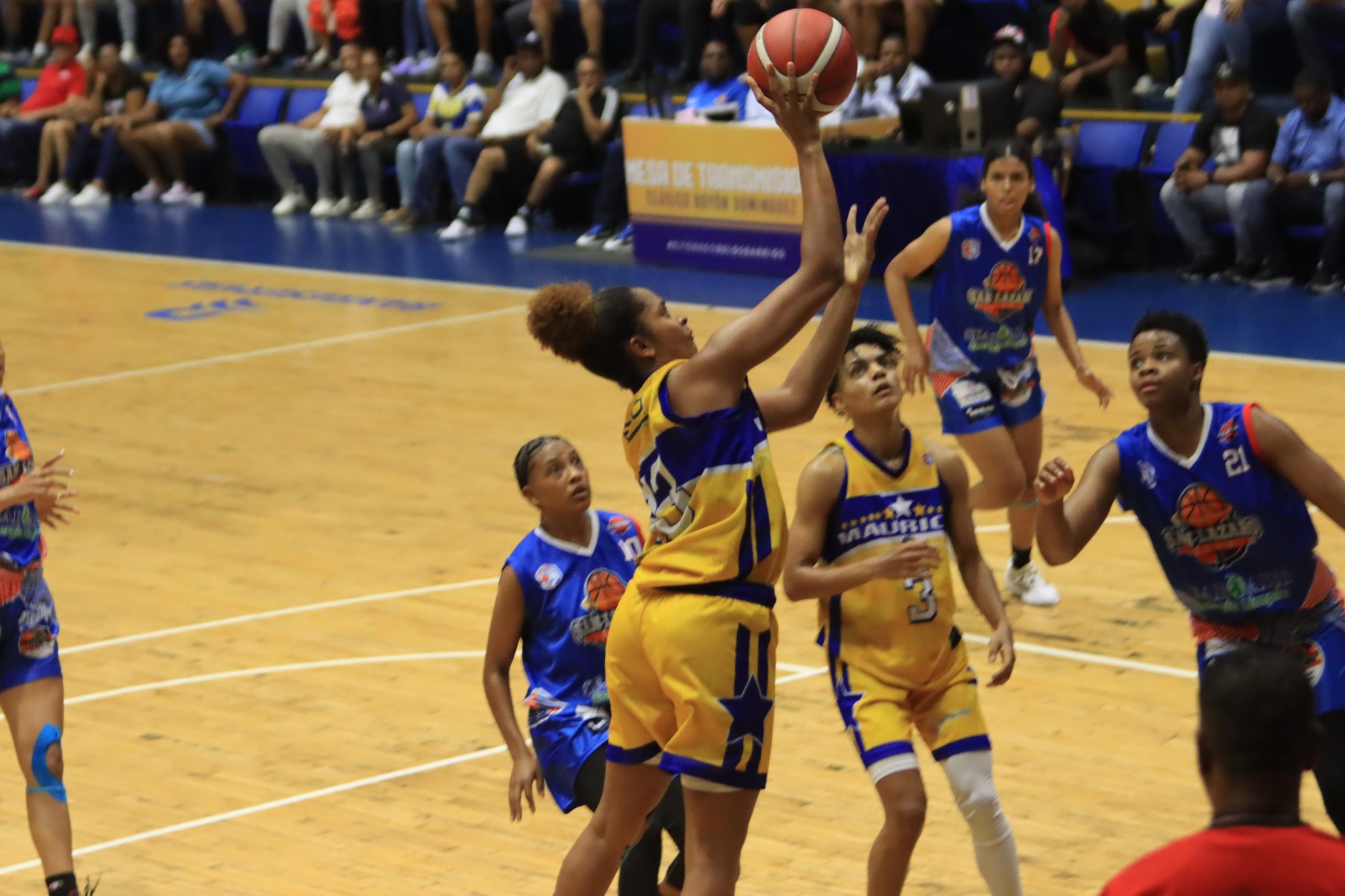 Mauricio Báez empata la serie final del Torneo de Baloncesto Superior Femenino