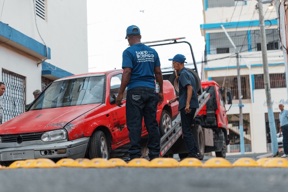 Alcaldía del Distrito Nacional retira chatarras y recupera espacios públicos en sectores de la capital