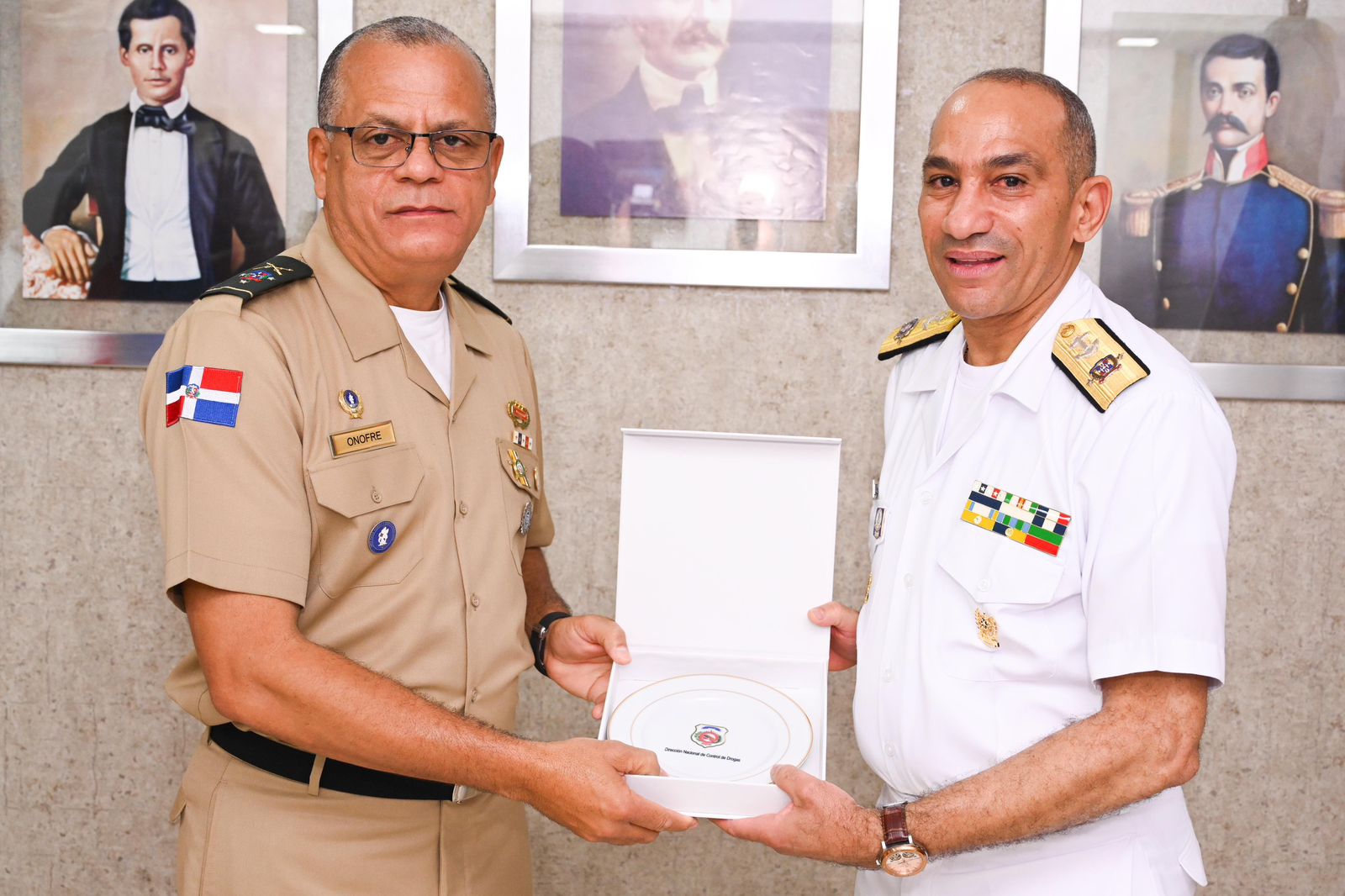 Ministro de Defensa se reúne con autoridades de la DNCD abordan combate al crimen y el narcotráfico.