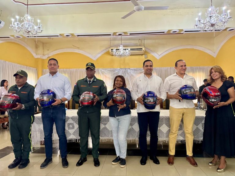 La DIGESETT fortalece la seguridad vial en San Juan de la Maguana con entrega de cascos protectores