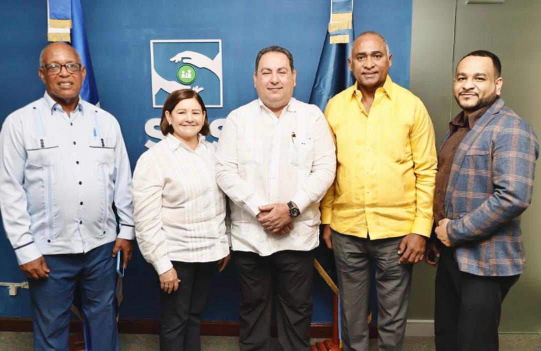 Senador Julito Fulcar gestiona mejoras para el hospital Nuestra Señora de Regla en reunión con el Director del SNS