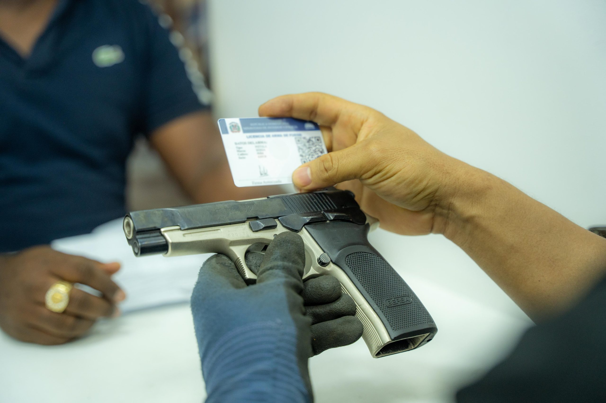 El Ministerio de Interior y Policía Entrega Más de 120 Licencias de Armas en un Solo Día bajo la Dirección de Faride Raful