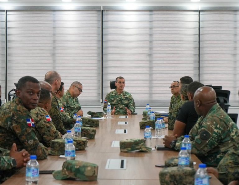 El Comandante General del Ejército se Reúne con el Director de Deportes y Atletas para Fortalecer el Apoyo Deportivo