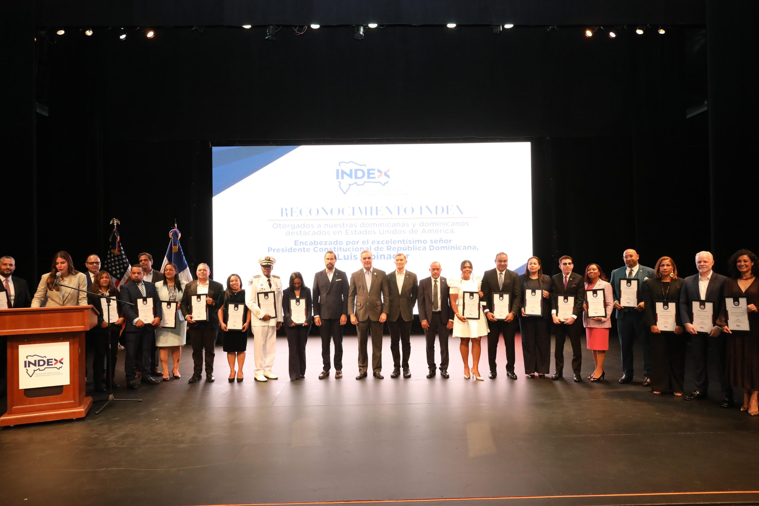 Luis Abinader rinde homenaje a 21 dominicanos destacados en EE. UU., reafirmando el orgullo nacional en Washington Heights