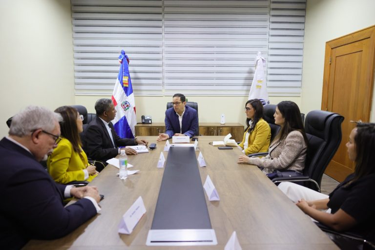 Sigmund Freund recibe apoyo de la ADRU en proceso de integración del MESCyT y el Minerd