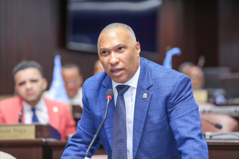 Diputado Juan Carlos Echavarría Solicita Construcción de Hospital General en Santo Domingo Este
