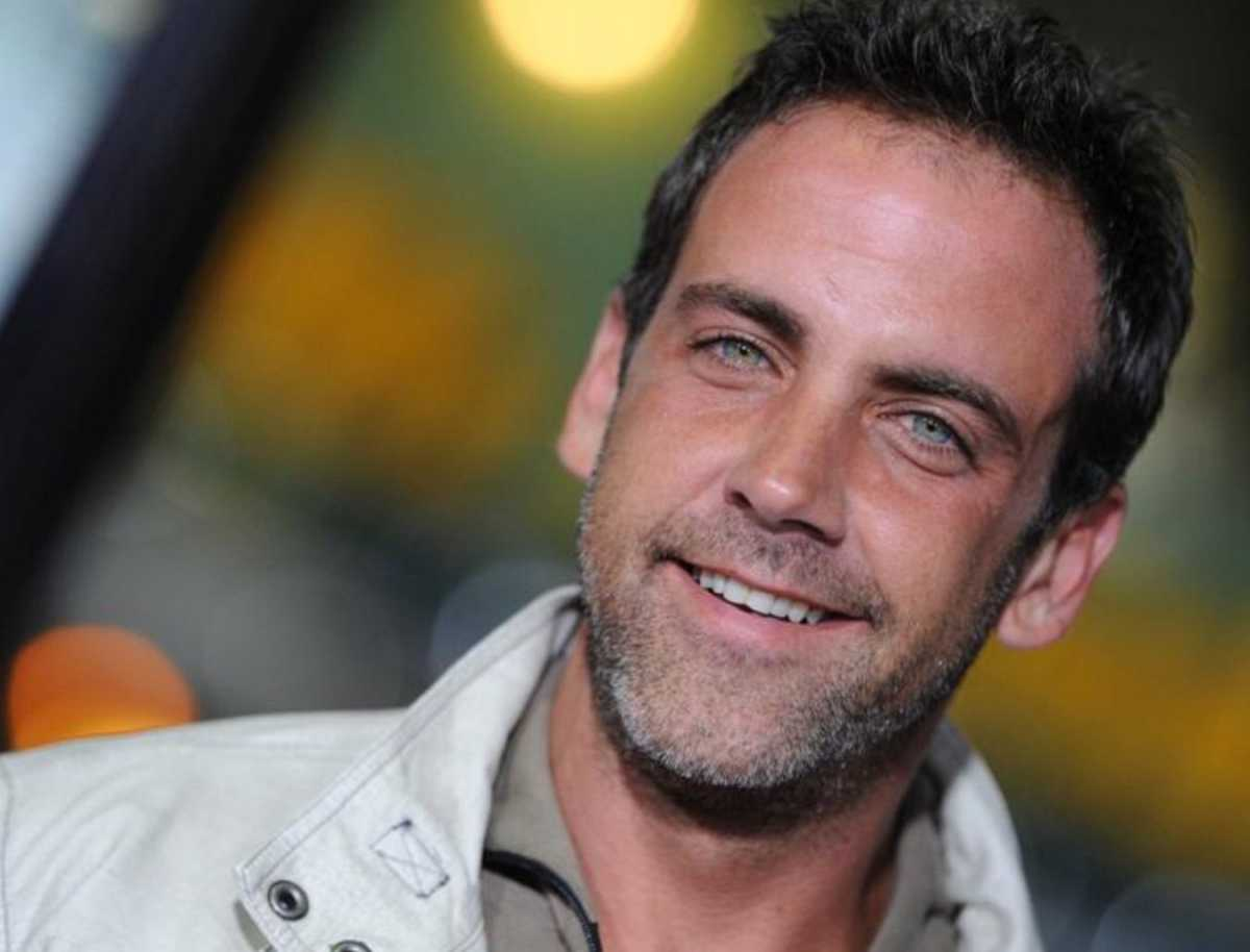 Carlos Ponce genera controversia en redes sociales tras afirmar haber visto el rostro de Cristo en el suelo
