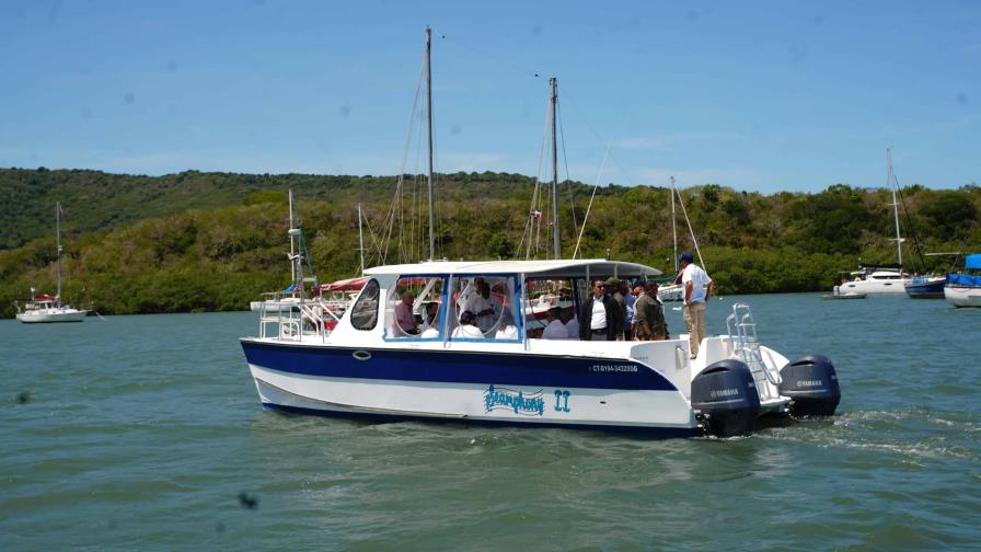 El gobierno actualiza leyes para proteger la bahía de Luperón y retira embarcaciones abandonadas