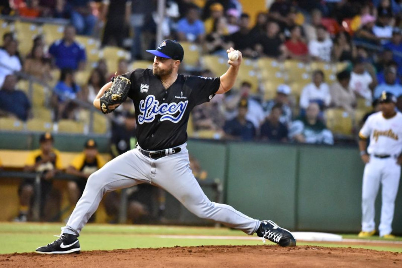 Los Tigres del Licey blanquean a las Águilas con brillante actuación de Steve Moyers