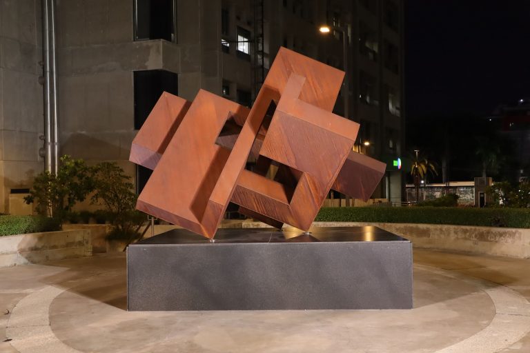 Banco BHD Inaugura la Escultura “Cabeza” del Artista Arturo Berned en su Campus Financiero