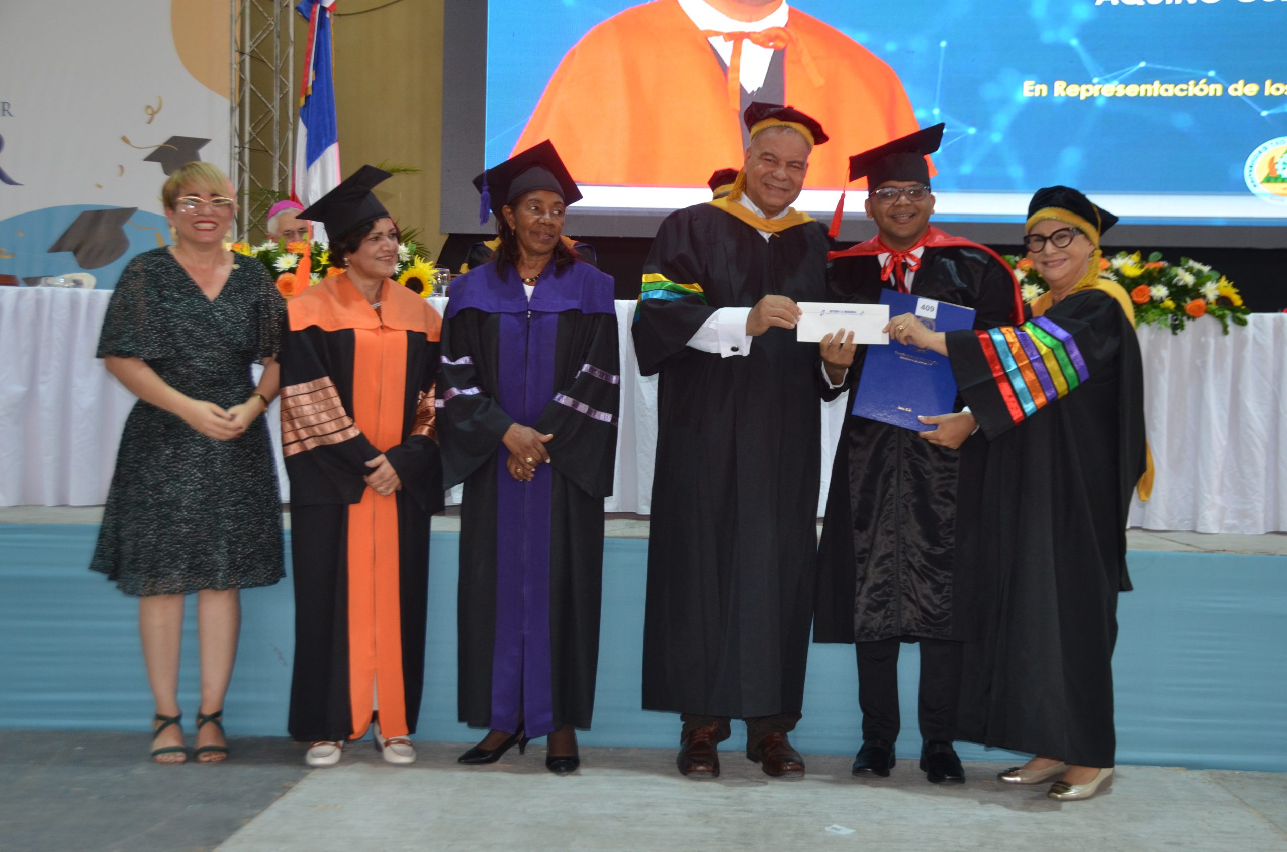 Utesur entrega al país la cifra récords de 568 nuevos profesionales de grado y postgrado