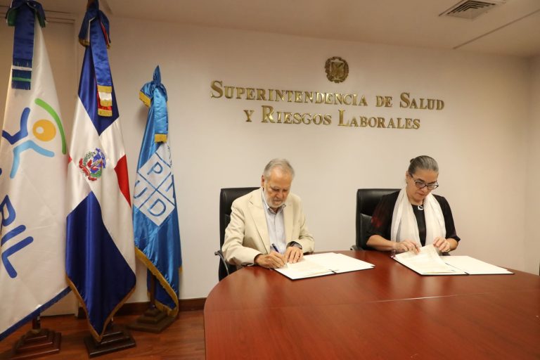 SISALRIL y PNUD firman acuerdo para impulsar la transformación digital y mejorar la transparencia en los servicios de salud