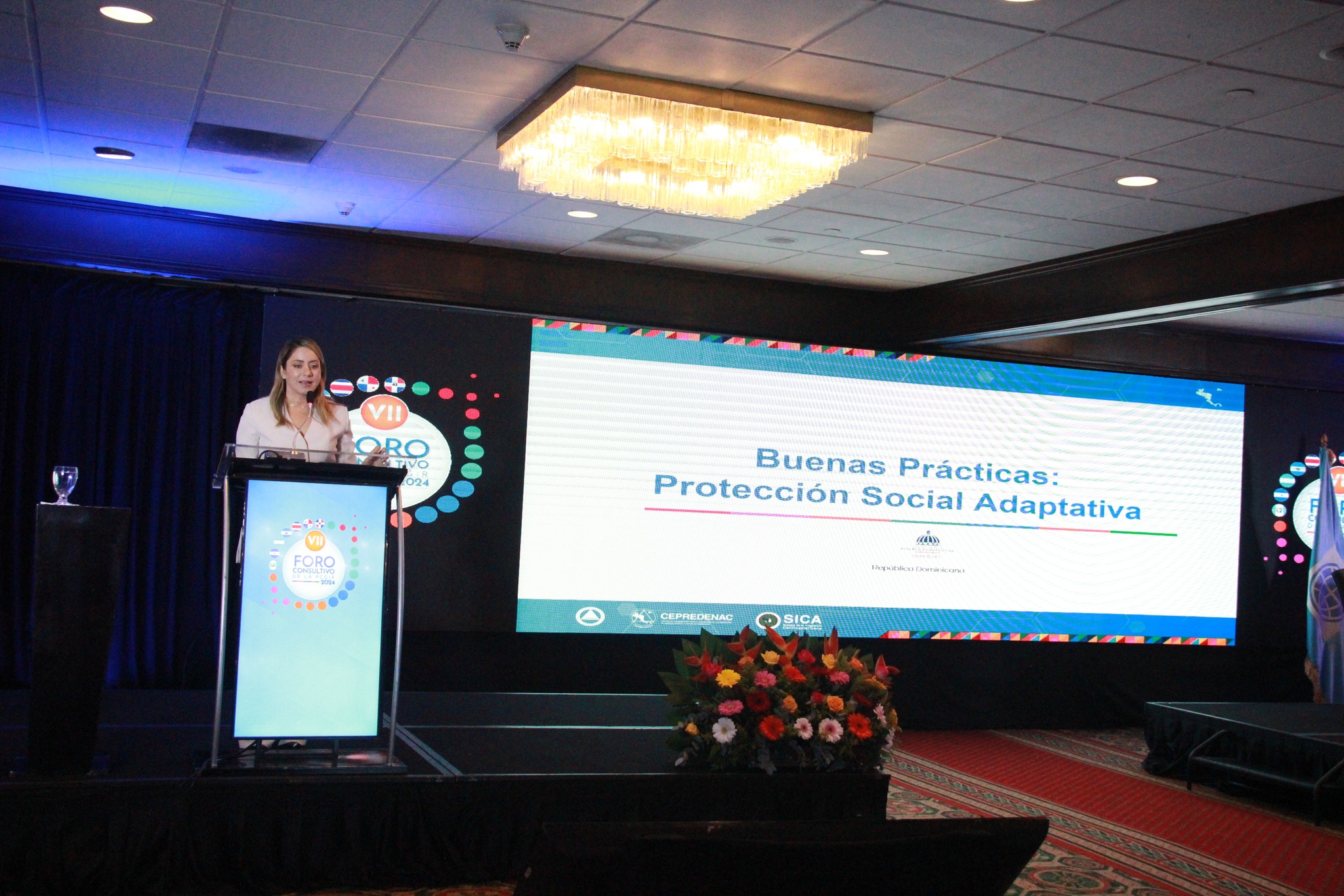 Gloria Reyes Destaca Éxitos y Retos del Bono de Emergencia en Foro Internacional