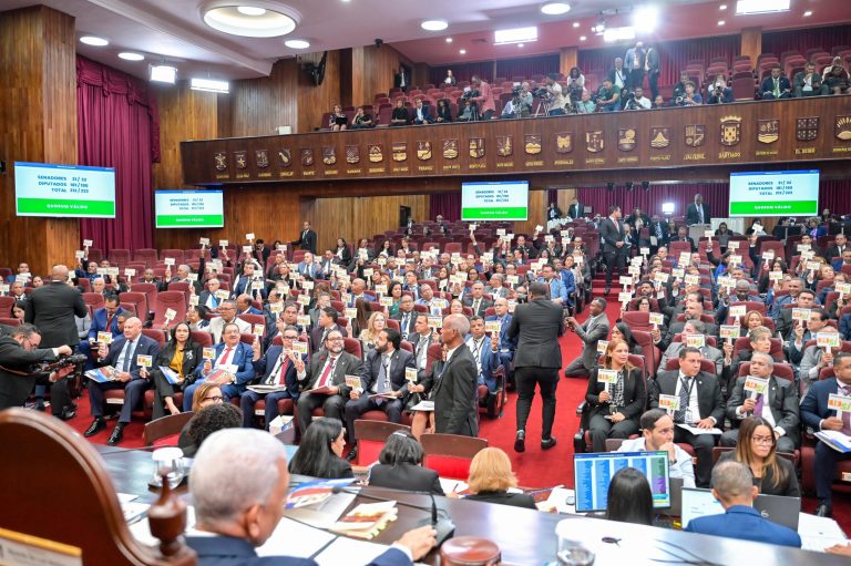 Asamblea Nacional Revisora aprueba en primera lectura reformas clave a la Carta Magna, incluyendo limitaciones a la reelección presidencial