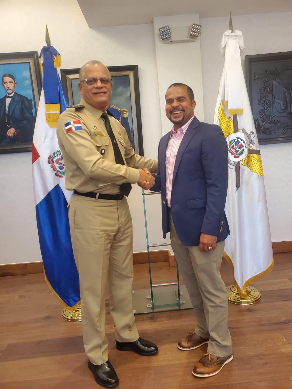 Wilson Pérez visita al Ministro de Defensa para conocer proyectos en desarrollo