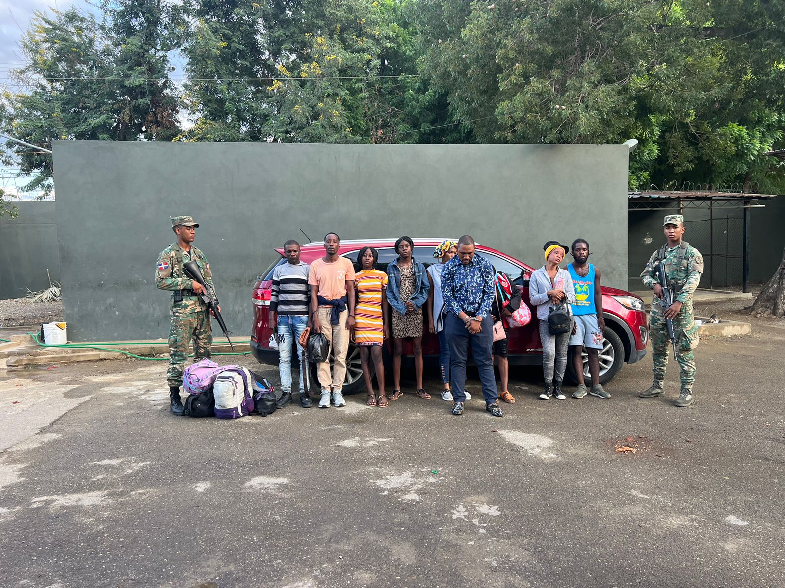 Ejército de República Dominicana Detiene a Dos Ciudadanos por Tráfico de 23 Extranjeros Indocumentados