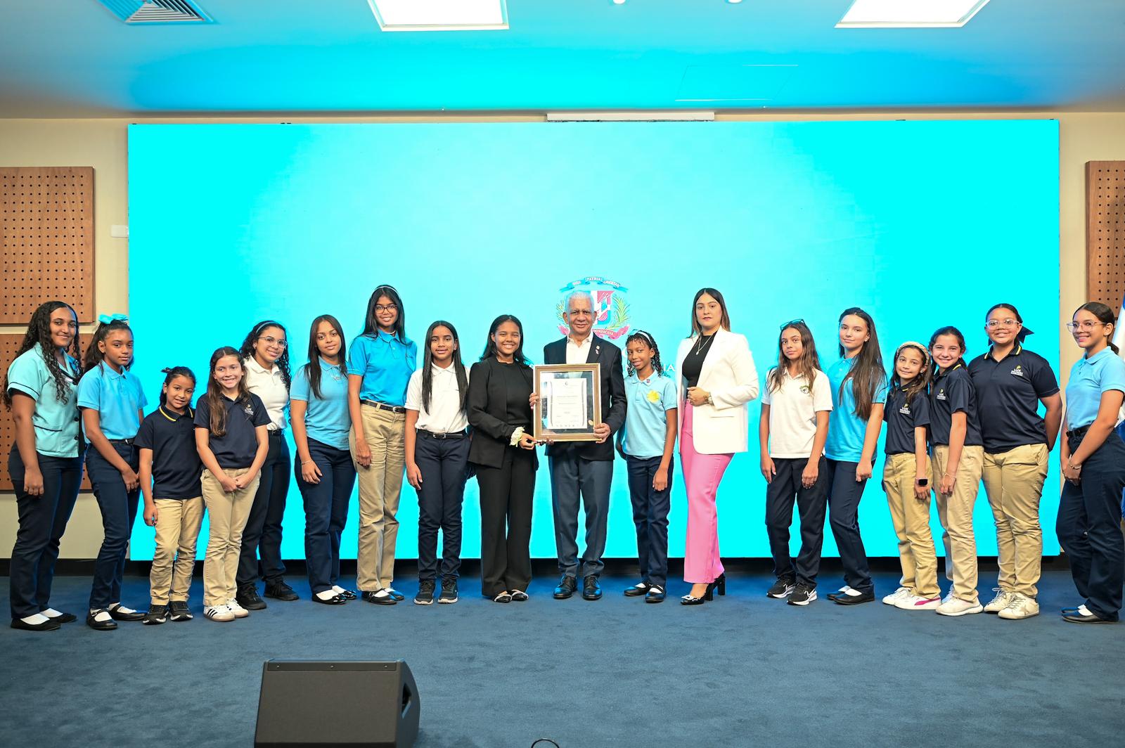 Femenino Internacional para la Democracia ReEl Colectivoconoce al Presidente del Senado por su Compromiso con la Educación Infantil