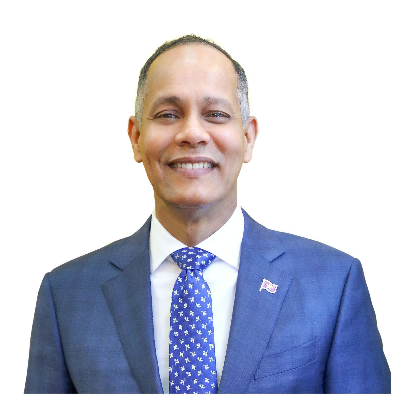 Por: Armando García La Organización de las Naciones Unidas (ONU) publicó en septiembre de 2024 la 13ª edición del estudio bianual de gobierno electrónico de los 193 estados miembros, titulado “Acelerar la transformación digital para el desarrollo sostenible”. Este informe destacó que la brecha digital sigue siendo un obstáculo considerable para muchas naciones, afectando su progreso hacia la Agenda 2030. El Índice de Desarrollo del Gobierno Electrónico (EGDI) de 2024 reveló que es probable que muchos países no logren superar la brecha digital para 2030. Este índice subraya la necesidad de acelerar los esfuerzos e implementar soluciones innovadoras para abordar las disparidades tecnológicas. Asimismo, el Índice de Servicios en Línea Local (LOSI) señaló la importancia de fortalecer el gobierno electrónico a nivel local, ya que los municipios son el primer punto de contacto para los ciudadanos. Además, el informe de la ONU abordó el impacto emergente de la inteligencia artificial (IA) en la administración pública, resaltando tanto sus oportunidades como los riesgos de aumentar la brecha digital. El estudio también introdujo el Marco del Modelo de Gobierno Digital, una hoja de ruta para la planificación y evaluación de iniciativas digitales, con un enfoque en buena gobernanza, inclusión y seguridad. El Caso de República Dominicana Situación 2020 República Dominicana inició el 2020 en la categoría de Nivel Alto en el Índice de Desarrollo de Gobierno Electrónico (EGDI) con un índice de 0.6782 y ocupando la posición 82 a nivel mundial. El país también se encontraba en la Categoría de Muy Alto Nivel de Participación Electrónica (EPI) y en Alto Nivel de Gobierno Abierto (OGDI). Sin embargo, a pesar del estatus relativamente favorable en 2020, los avances en infraestructura de telecomunicaciones, gestionados por el Instituto Dominicano de las Telecomunicaciones (INDOTEL), fueron insuficientes para mantener el crecimiento sostenido. Situación 2022 Para 2022, el país había descendido al puesto 92, con una caída del índice general a 0.6429, representando un decrecimiento del 5.21%. Este descenso refleja la falta de avances significativos en el gobierno electrónico durante este período. Situación 2024 En 2024, República Dominicana logró mantener su clasificación en la categoría de Nivel Alto del EGDI con un índice de 0.7013, pero descendió al puesto 85 mundial, lo que significa que perdió tres posiciones en comparación con 2020, y solo creció un 3.29%. Este crecimiento modesto contrasta con la inversión significativa de RD$3,184 millones en transformación digital durante este cuatrienio, el doble del presupuesto asignado en el período anterior (2016-2020). Comparación de desempeño 2016-2020 y 2020-2024 Entre 2016 y 2020, República Dominicana avanzó 16 posiciones en el ranking mundial, con un crecimiento del 23.57% en su índice global de gobierno electrónico. Este avance fue impulsado por un presupuesto total de RD$1,564 millones. En contraste, entre 2020 y 2024, el país solo creció un 3.29%, perdiendo tres posiciones, a pesar de que el presupuesto asignado para este período se duplicó. La falta de resultados significativos plantea dudas sobre la eficiencia y destino de la inversión realizada en este período. Retroceso en República Dominicana El retroceso de República Dominicana en el ranking global de gobierno electrónico se debe en gran medida a la falta de una gestión eficiente en las TIC y a la ausencia de una estrategia coherente de transformación digital. Aunque el INDOTEL mejoró considerablemente la infraestructura de telecomunicaciones, otros componentes clave, como los servicios en línea gestionados por la OGTIC, experimentaron un retroceso significativo. El desafío para los próximos años radica en reenfocar los esfuerzos hacia la aceleración de la transformación digital, con especial énfasis en los gobiernos locales, para garantizar un desarrollo inclusivo y sostenible. Este análisis demuestra la necesidad urgente de un liderazgo más fuerte y coordinado en el ámbito de las TIC, para que el país pueda alcanzar sus objetivos de desarrollo sostenible y cumplir con la Estrategia Nacional de Desarrollo 2030. Este análisis está sustentado en los indicadores de transformación digital y eGobierno de Naciones Unidas 2016-2024 Artículo escrito por Armando García, exdirector general de la Oficina Presidencial de Tecnologías de la Información y Comunicación (OPTIC) (2012-2020).