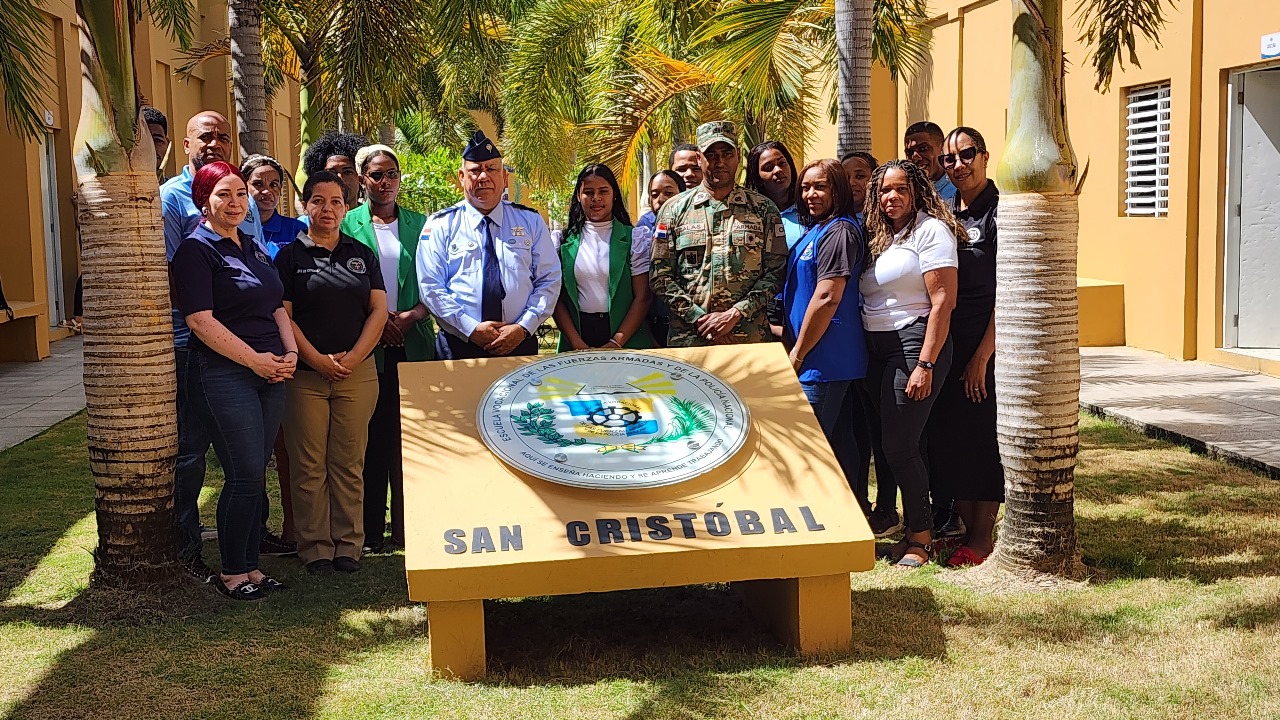 Visita del Coronel Reyes Suárez a la Escuela Vocacional de San Cristóbal