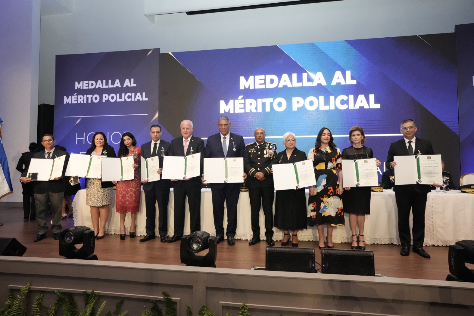 Policía Nacional Reconoce a Héroes del Orden en Ceremonia de Imposición de la "Medalla al Mérito Policial"