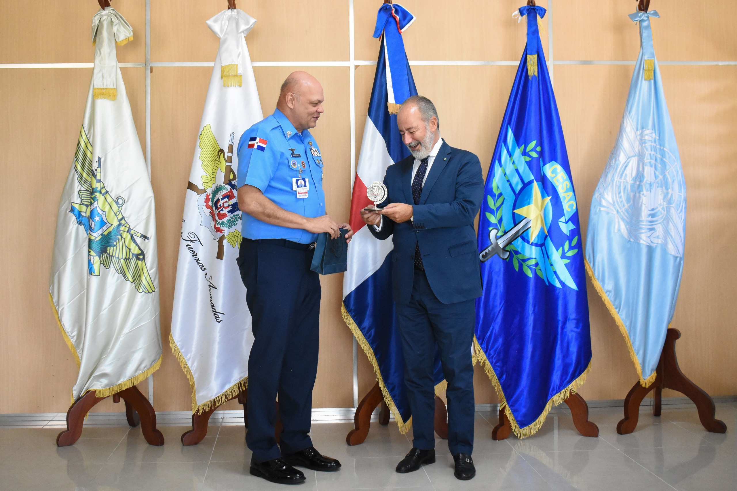 Embajador de Italia y CESAC fortalecen lazos de colaboración en seguridad aeroportuaria