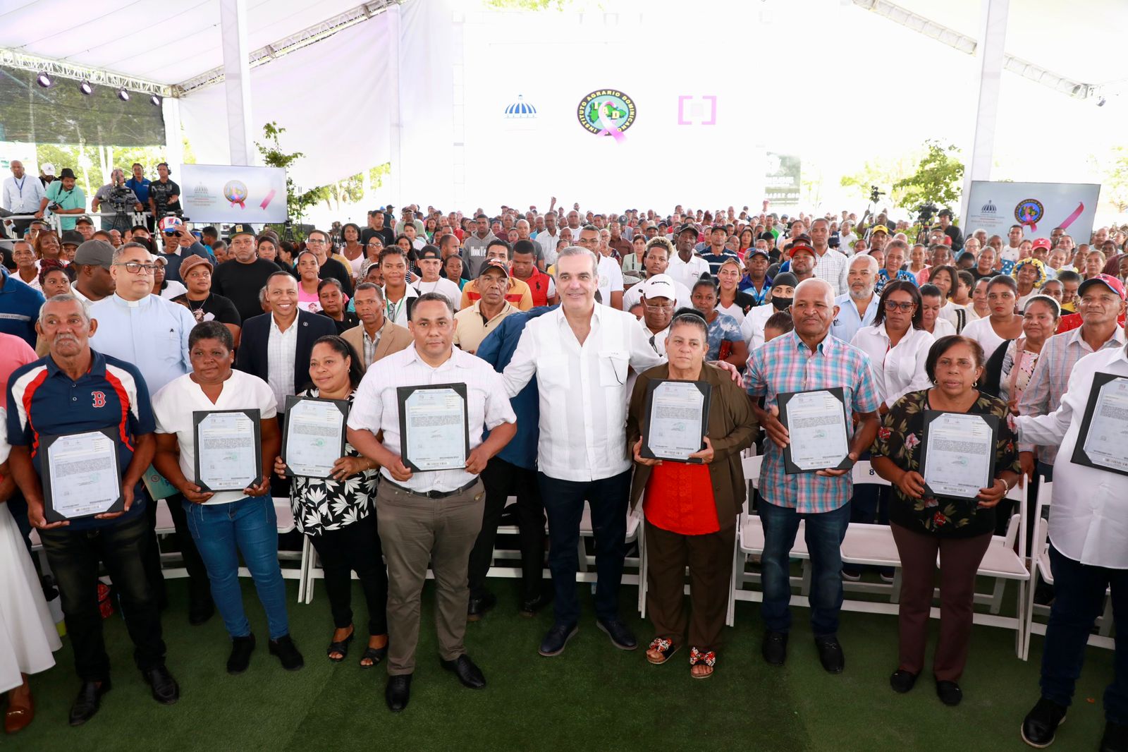 Presidente Abinader entrega 752 títulos de propiedad en Sánchez Ramírez, beneficiando a más de 3 mil personas