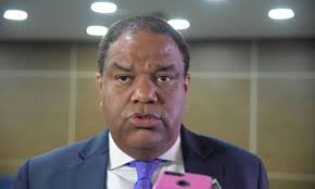 Santo Domingo.- El dirigente del Partido de la Liberación Dominicana (PLD), Danilo Díaz, expresó su inconformidad con la reciente designación de Carlos Pimentel en la alianza público-privada. Esta asignación ha generado reacciones en la opinión pública, que ha cuestionado la decisión del Ejecutivo en torno al actual incumbente de Compras y Contrataciones. Díaz fue categórico en sus declaraciones al afirmar que "Carlos Pimentel no es una persona seria", alegando que, desde su paso por Participación Ciudadana, Pimentel "ha favorecido al Partido Revolucionario Moderno (PRM)". Según Díaz, los nombramientos de Pimentel en el actual gobierno responden a un reconocimiento por sus acciones a favor del partido oficialista y, en su opinión, evidencian una clara inclinación política. "Carlos Pimentel es un hombre ambicioso", sentenció Díaz, sugiriendo que su desempeño en el ámbito público refleja esa característica. Estas declaraciones fueron ofrecidas en el programa Telediario, conducido por el periodista Robert González en Noticias 16, N16. La postura del dirigente del PLD resalta las tensiones y posturas críticas dentro del panorama político dominicano frente a las decisiones administrativas del actual gobierno.