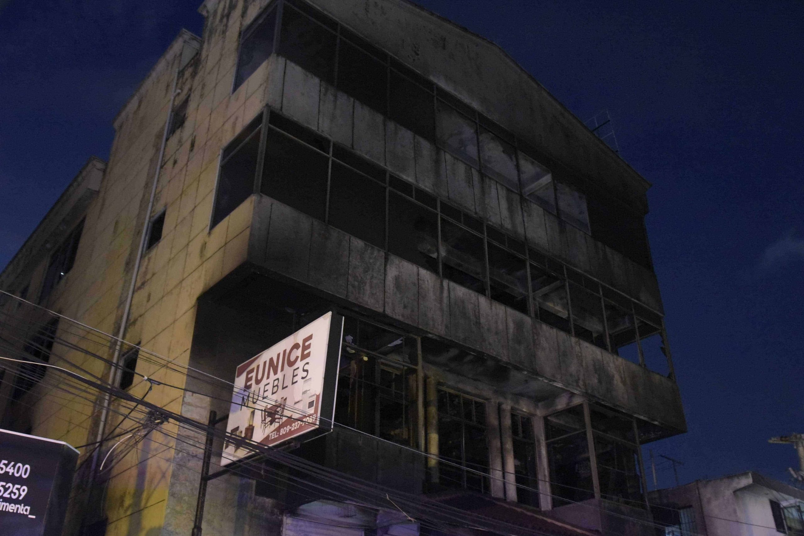 Incendio Devastador Consume Edificio de Mueblería en Herrera