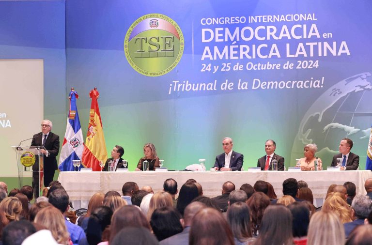 Luis Almagro destaca la importancia de enfrentar el crimen organizado y la desinformación para proteger la democracia en América Latina