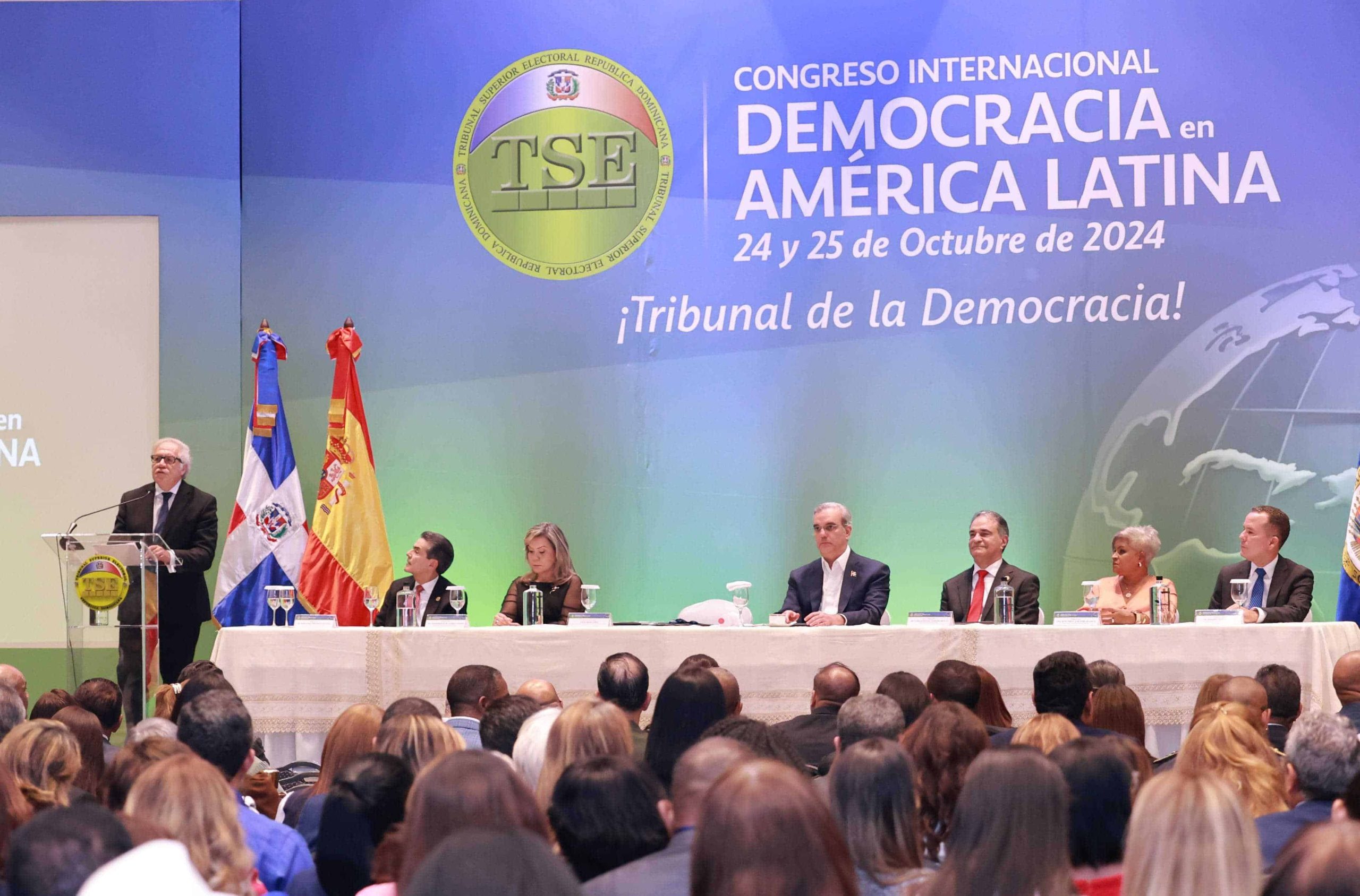 Luis Almagro destaca la importancia de enfrentar el crimen organizado y la desinformación para proteger la democracia en América Latina