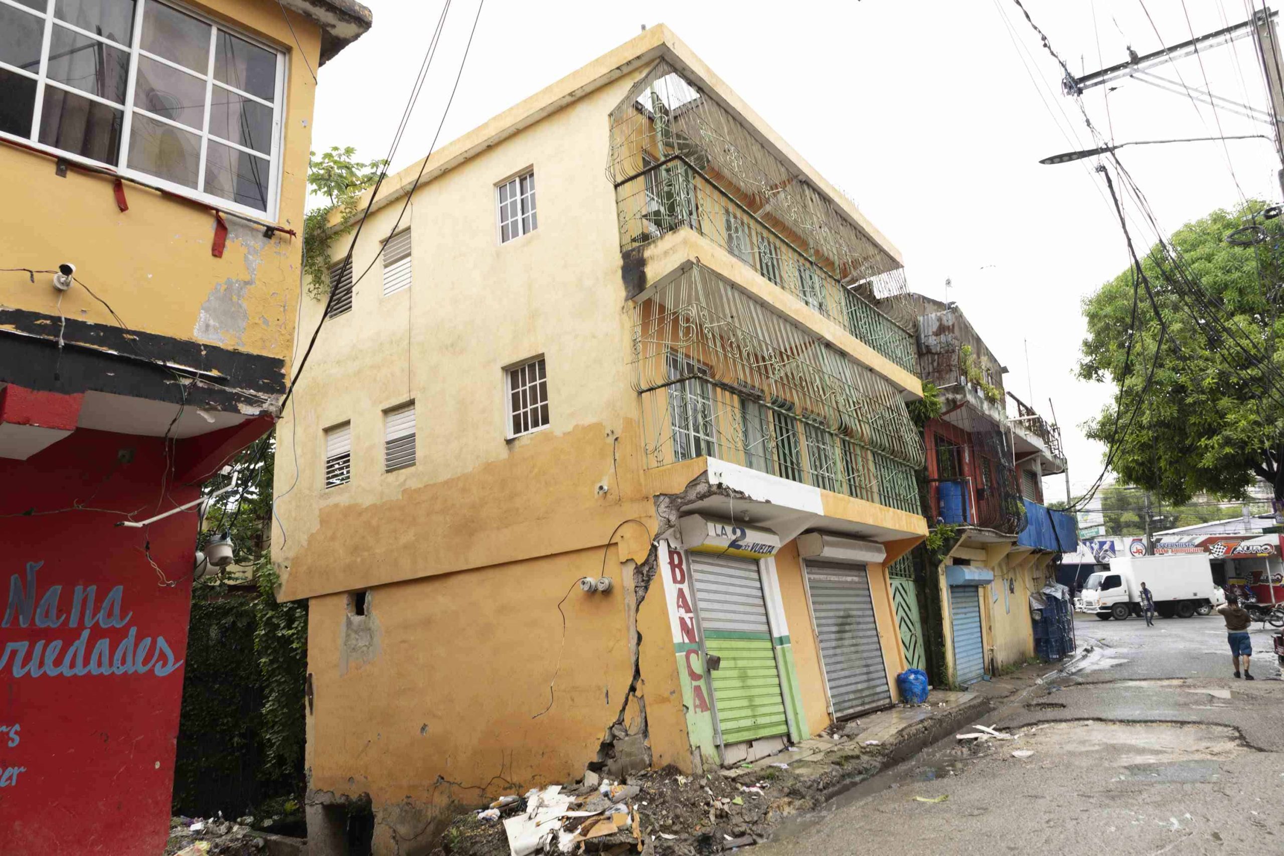 Residentes de Los Ángeles de Los Peralejos en Alerta por Riesgo de Colapso de Edificio