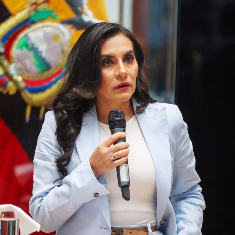 Ministerio de Trabajo sanciona a la vicepresidenta de Ecuador por abandono de funciones
