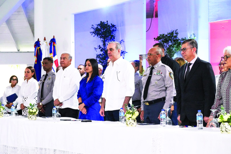 Luis Abinader preside Graduación de Más de 1,000 Nuevos Agentes de la Reforma Policial
