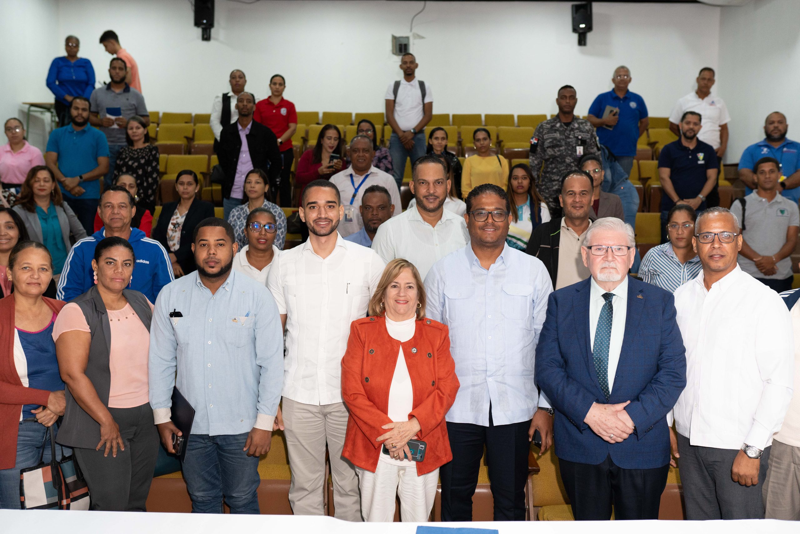 Interior y Policía Impulsa Campaña de Prevención de Accidentes con Fuegos Artificiales en Centros Educativos