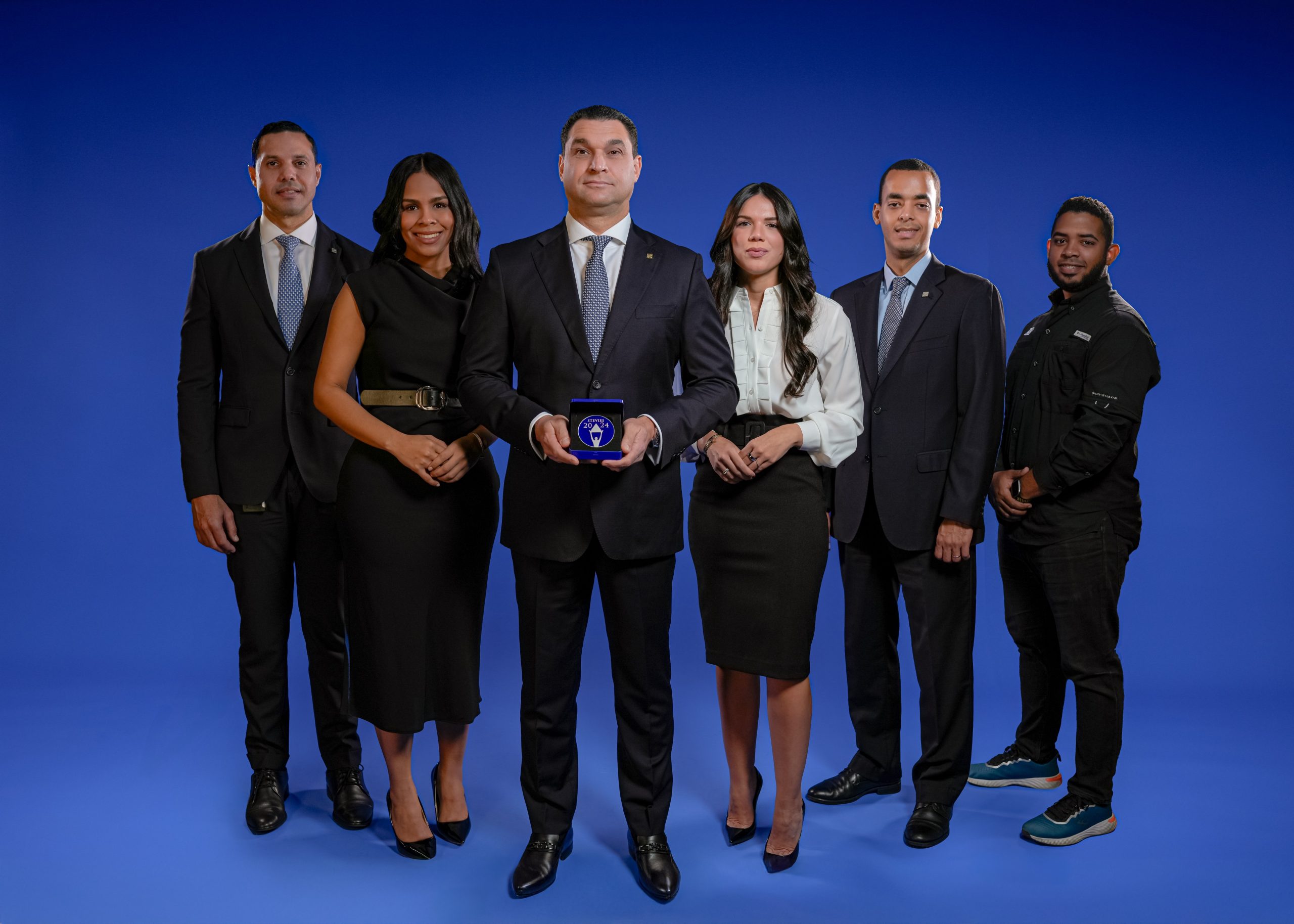 El pódcast “Inversiones, en breve” Recibe el Reconocimiento Internacional con la Medalla de Plata en los Stevie® Awards