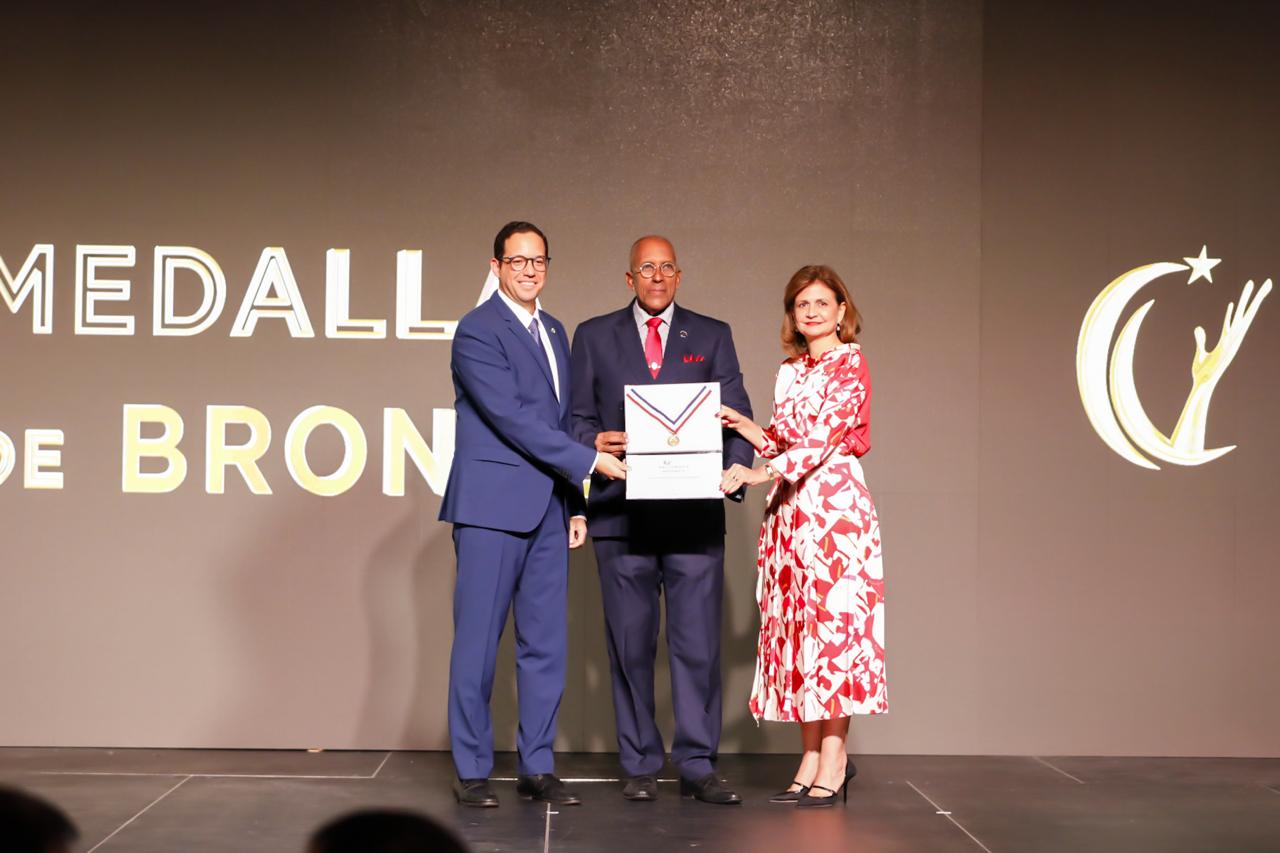 Contraloría General de la República recibe Medalla de Bronce en el Premio Nacional a la Calidad