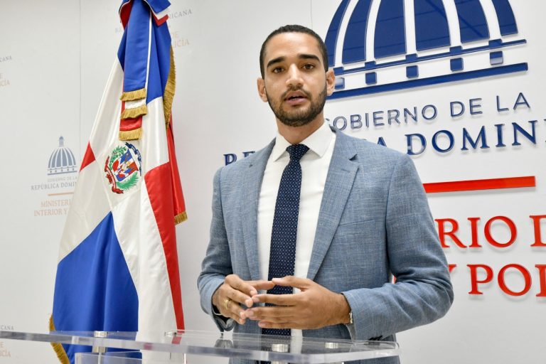 Ministerio de Interior y Policía Optimiza Trámites de Licencias de Armas de Fuego en Santiago con Más Servicios y Mayor Eficiencia