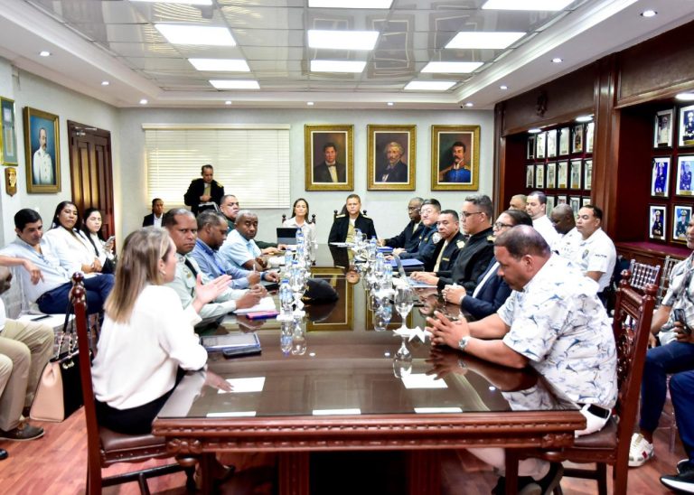 Autoridades y sector privado acuerdan medidas para fortalecer la operación turística y marítima en Bayahíbe