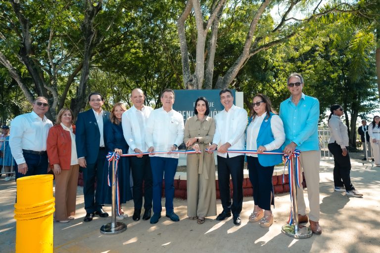 Banco Popular y Raquel Arbaje lideran inauguración del renovado Parque Benito Juárez en Santiago