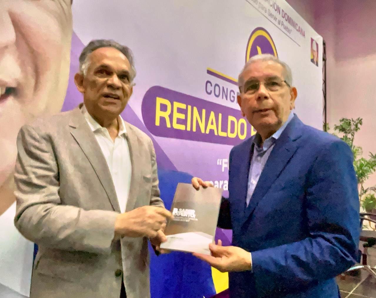 Ramón Ventura Camejo entrega su libro "El Saber Experto" al expresidente Danilo Medina