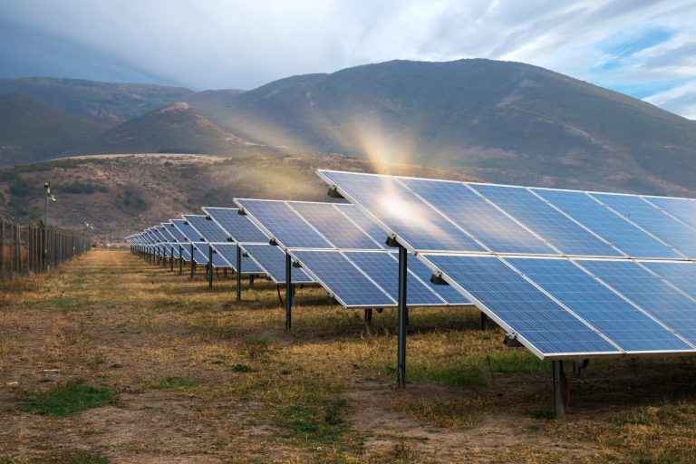 Sector eléctrico dominicano debate estrategias hacia un futuro sostenible en 2025