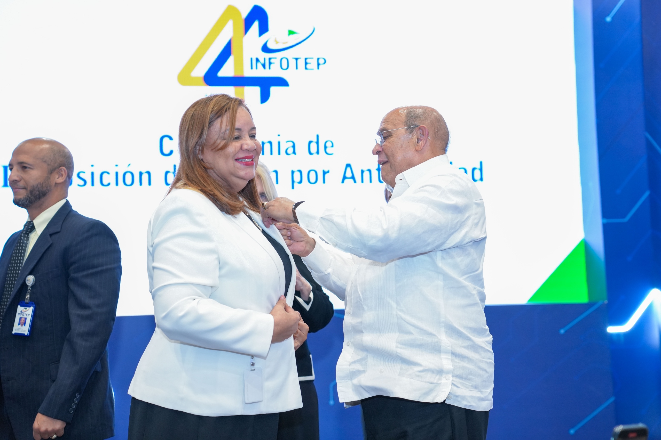 INFOTEP Rinde Homenaje a 77 Colaboradores con la Entrega del Botón por Antigüedad