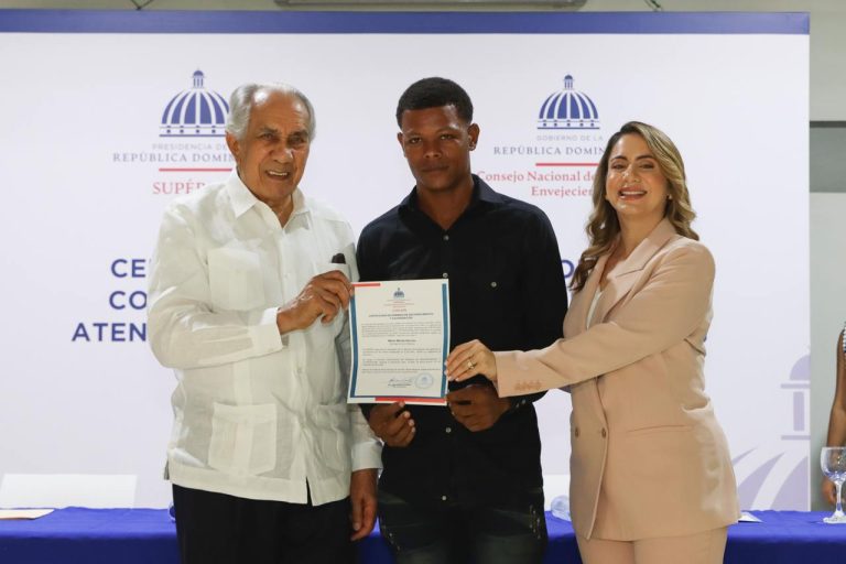 Primera promoción de cuidadores profesionales en República Dominicana: Supérate y Conape celebran graduación histórica